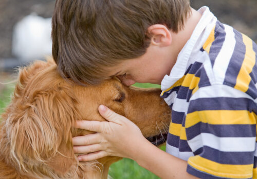 Niño abrazando a su perro.