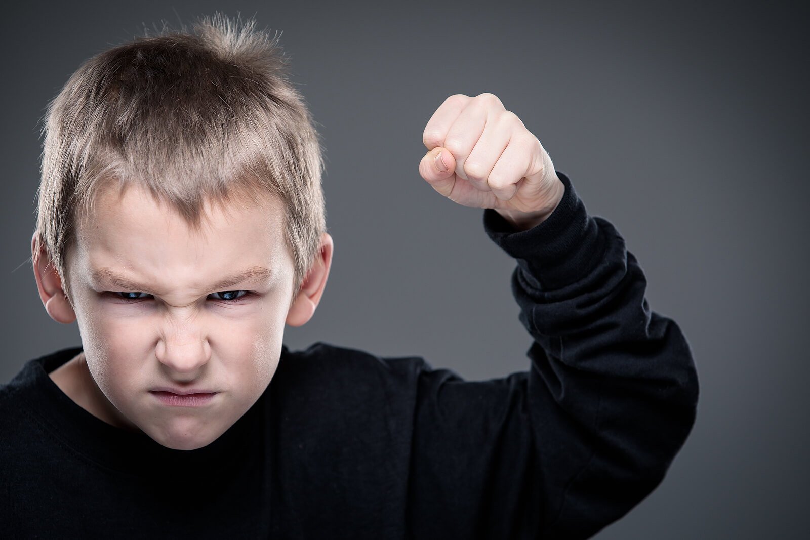 Niño agresivo con trastorno de la conducta disocial.