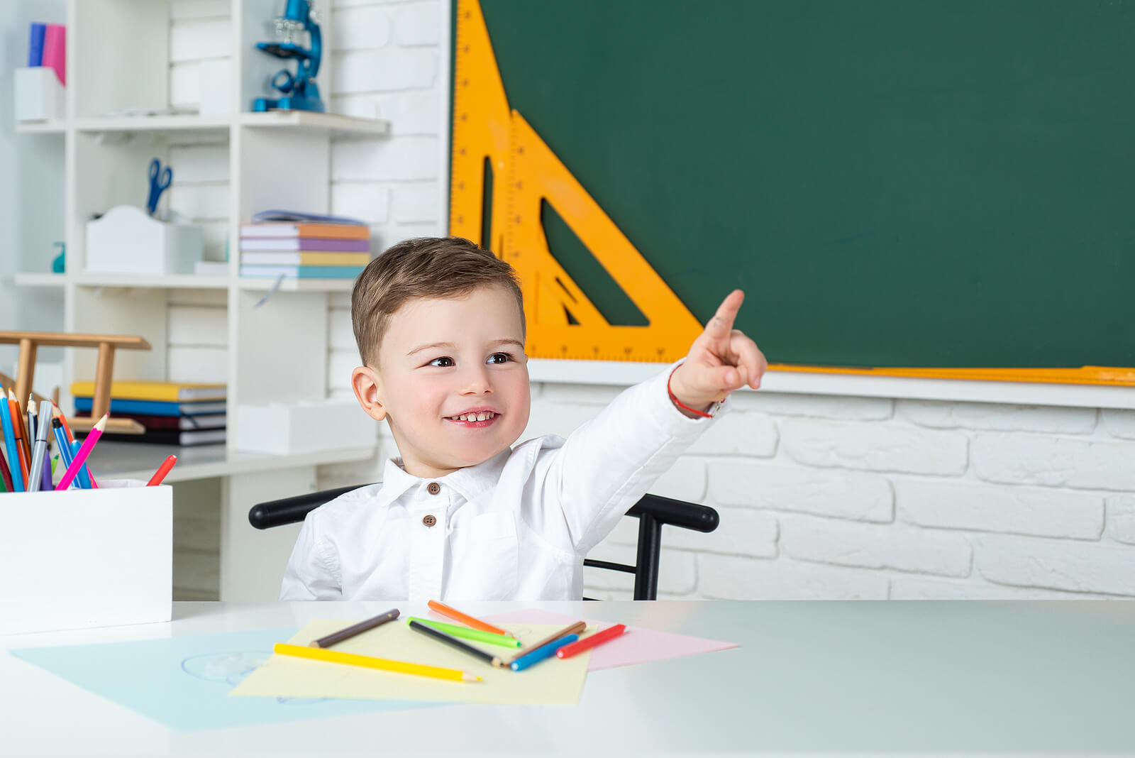 Niño en clase aprendiendo.