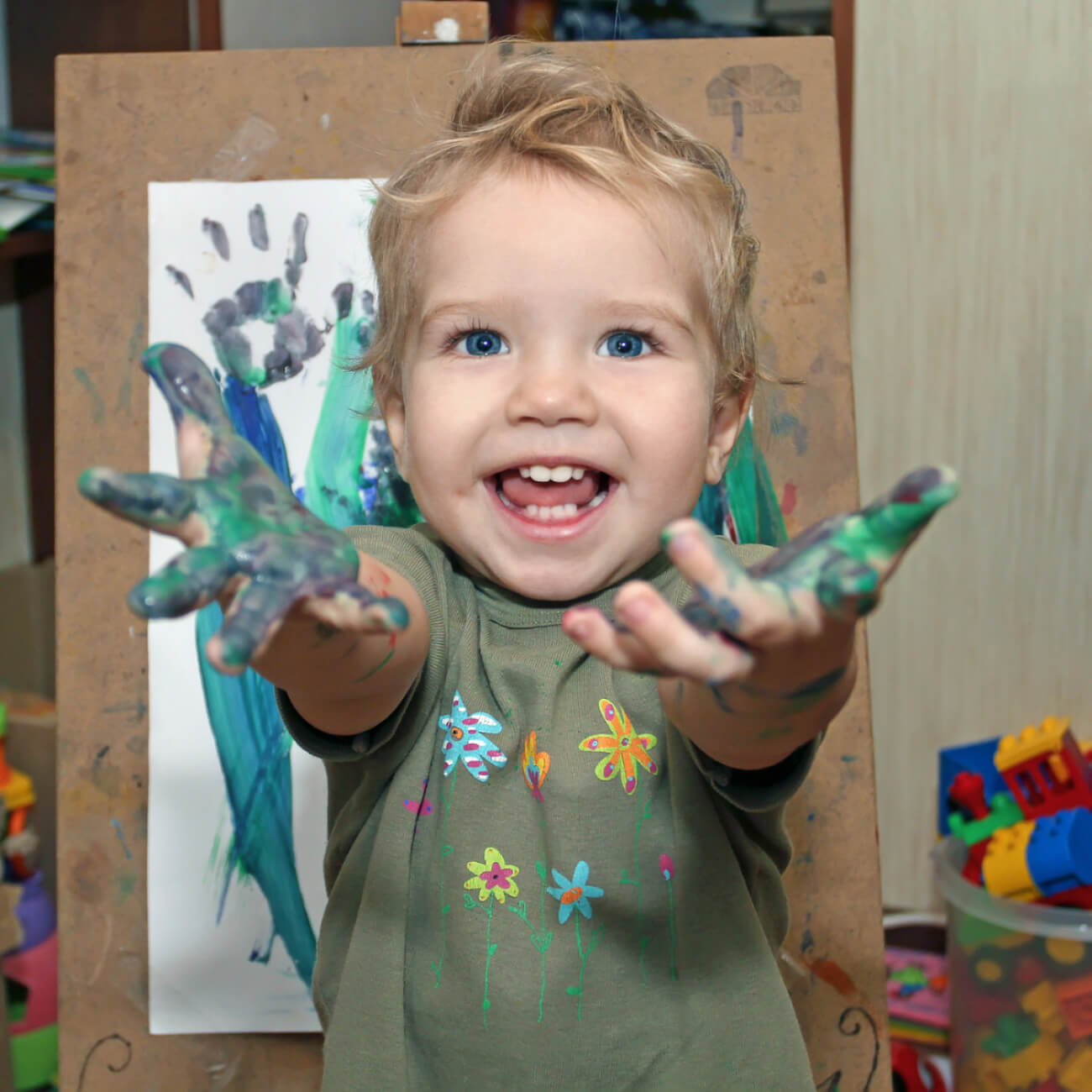 Niño con las manos llenas de pintura.