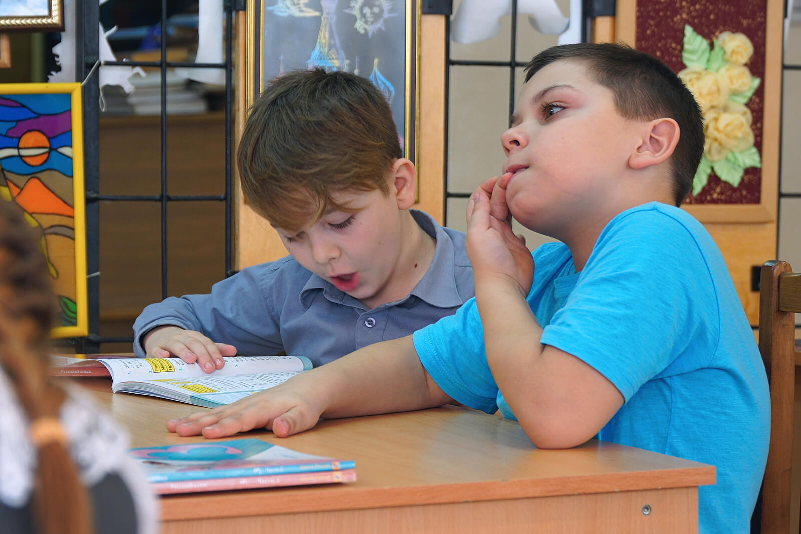 Niño mordiéndose los dedos en clase porque sufre dermatofagia.