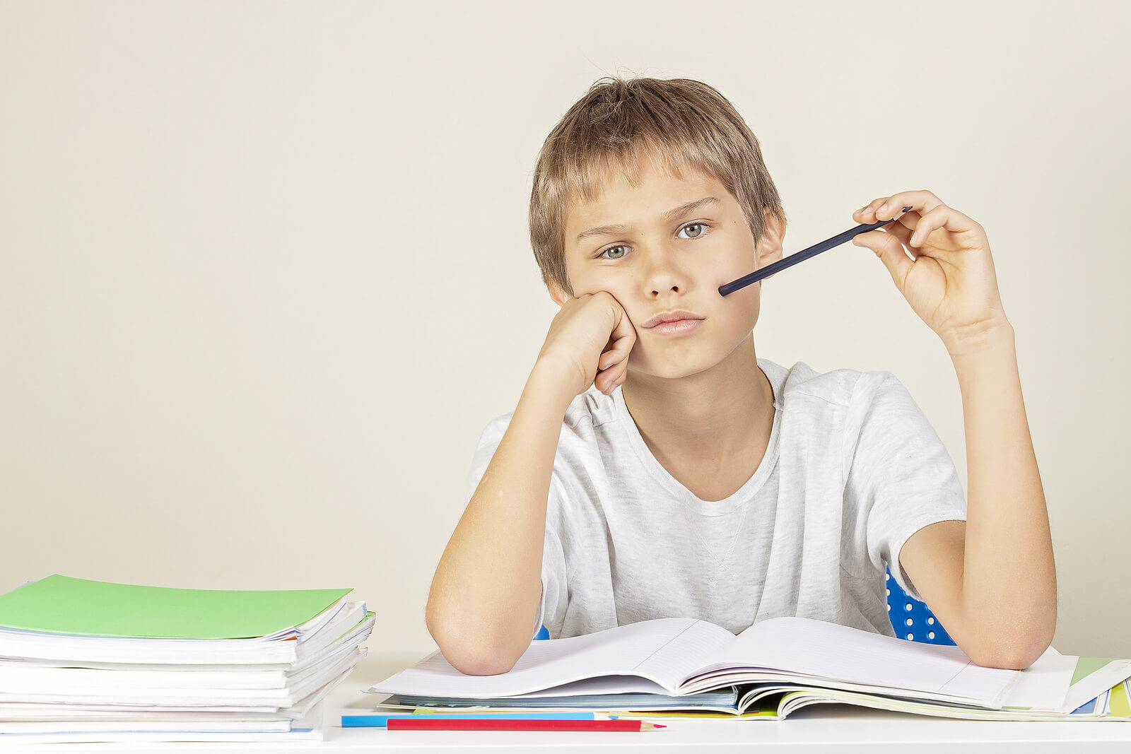 Niño con dificultades de aprendizaje debido a que sufre el efecto Mateo.