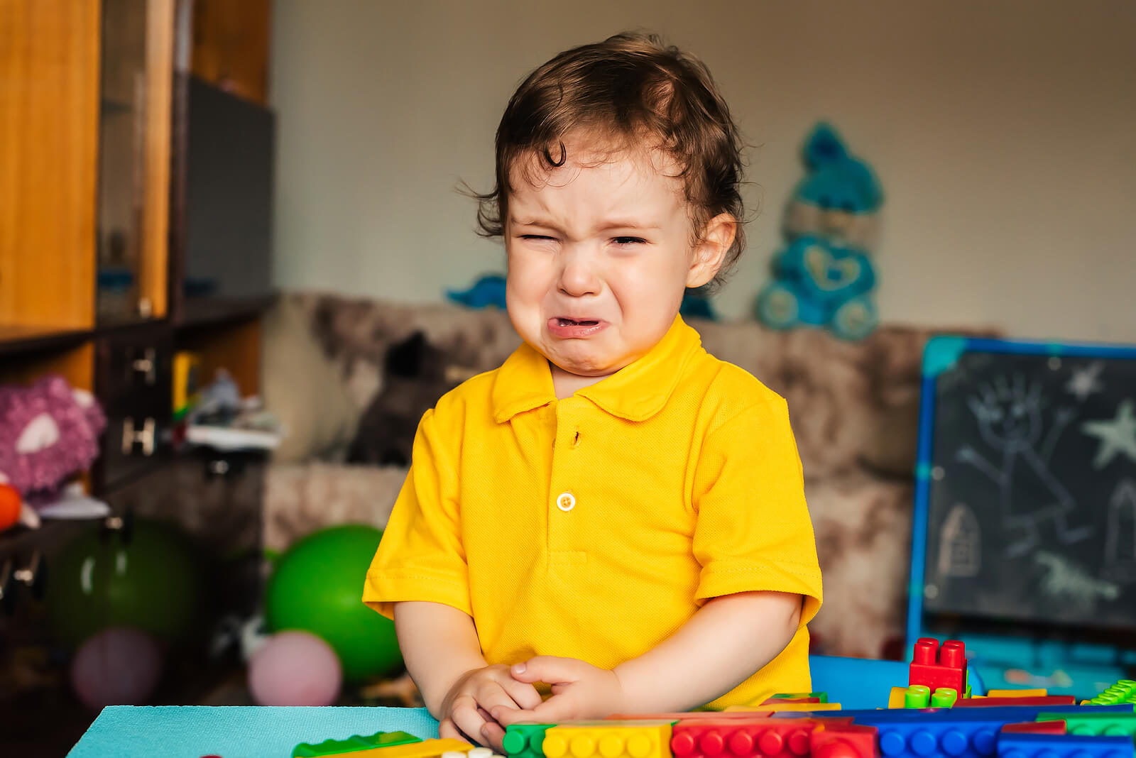 Niño enfadado llorando debido a la labilidad emocional.