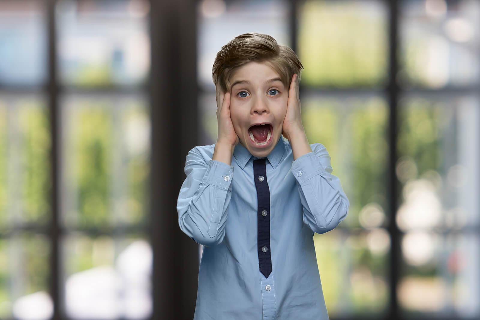 Ett skrämt barn som skriker och håller sig om huvudet.