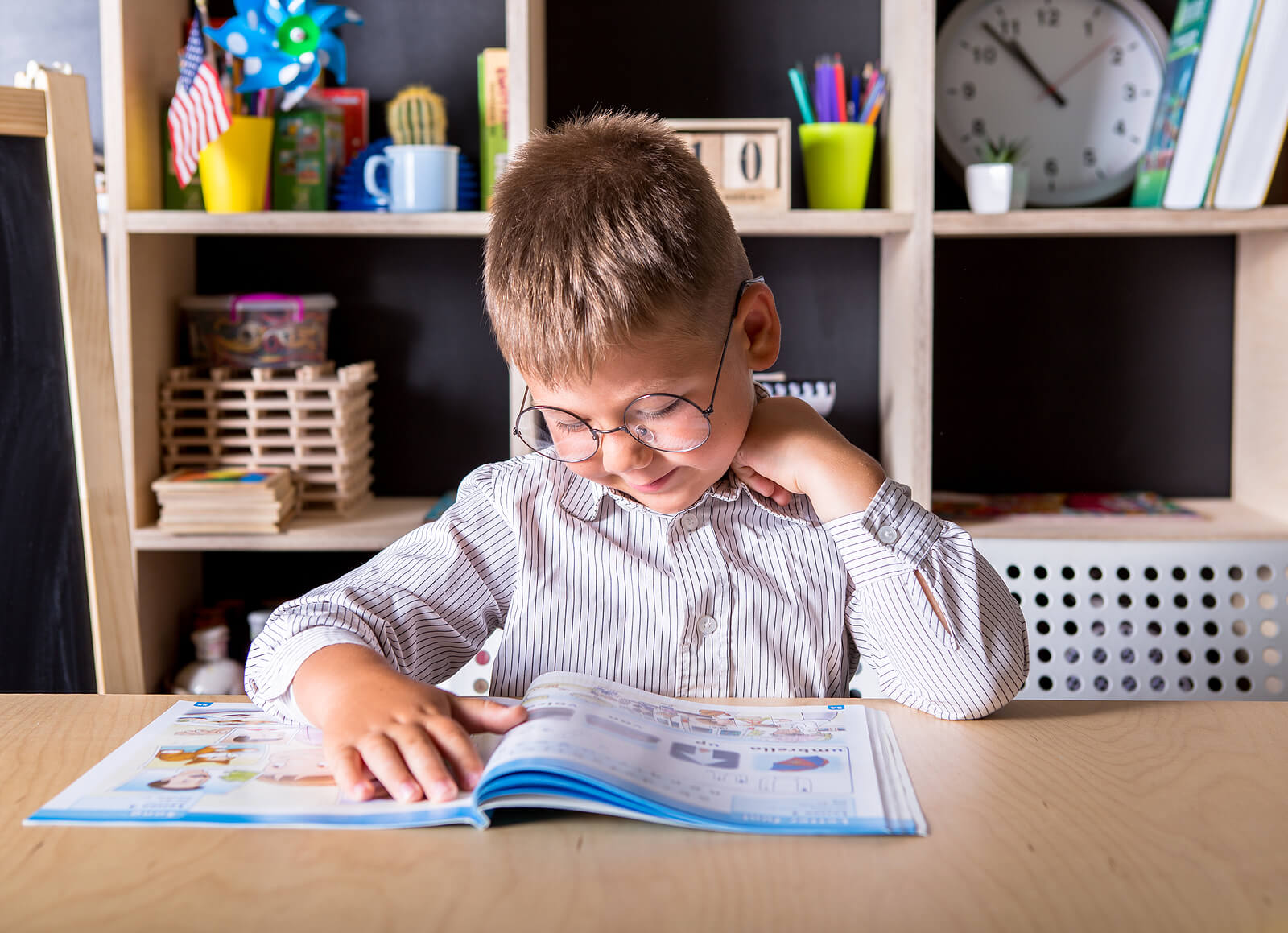 Niño haciendo los deberes y aprendiendo a organizar el tiempo de estudio.
