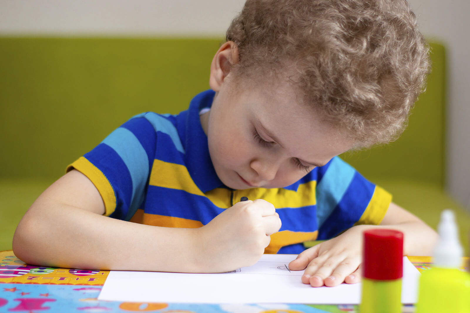 Niño haciendo el test de la casa.