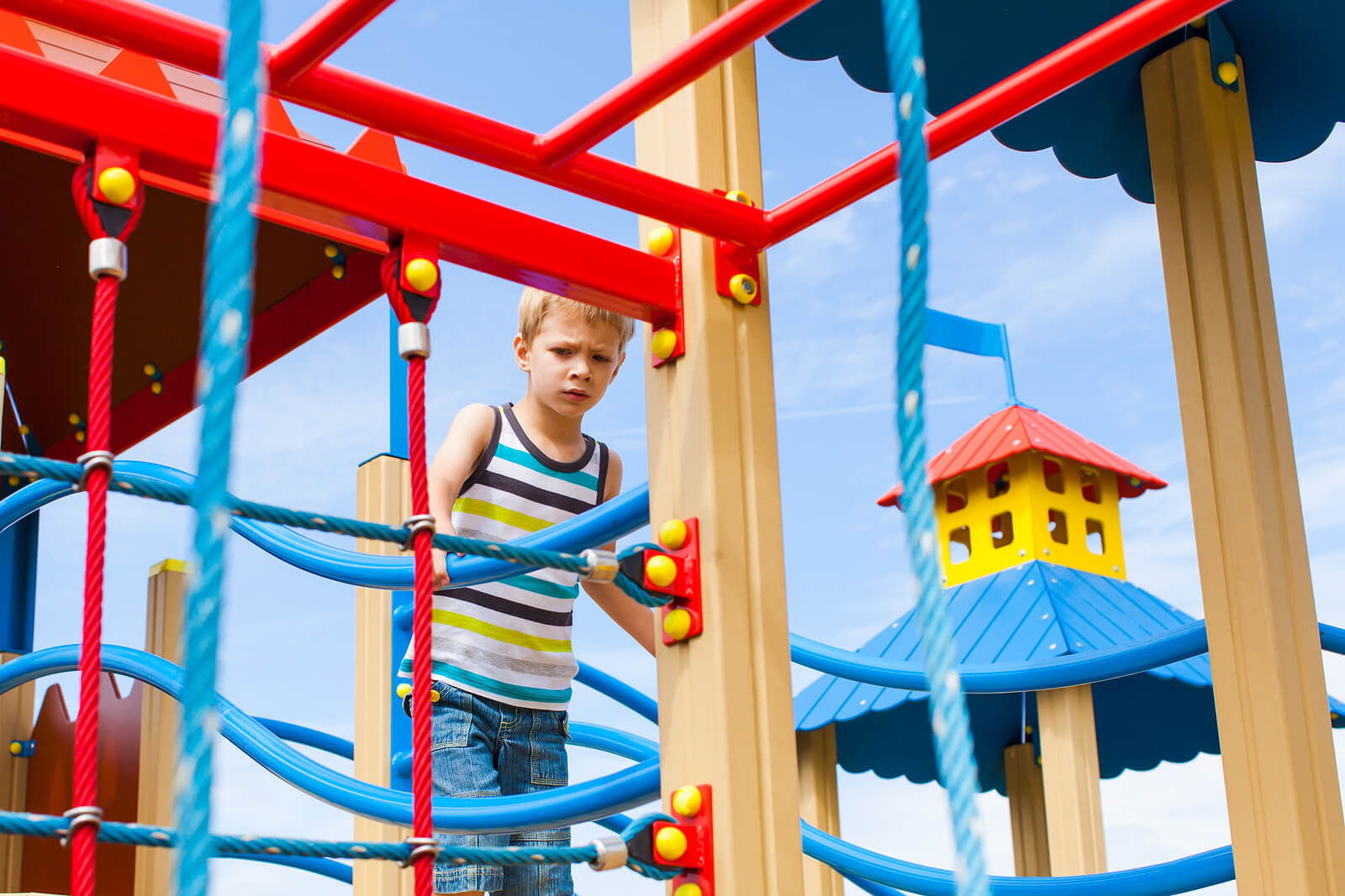 Enfant jouant dans le parc avec peur des hauteurs.