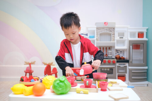 Niño jugando a servir el té.