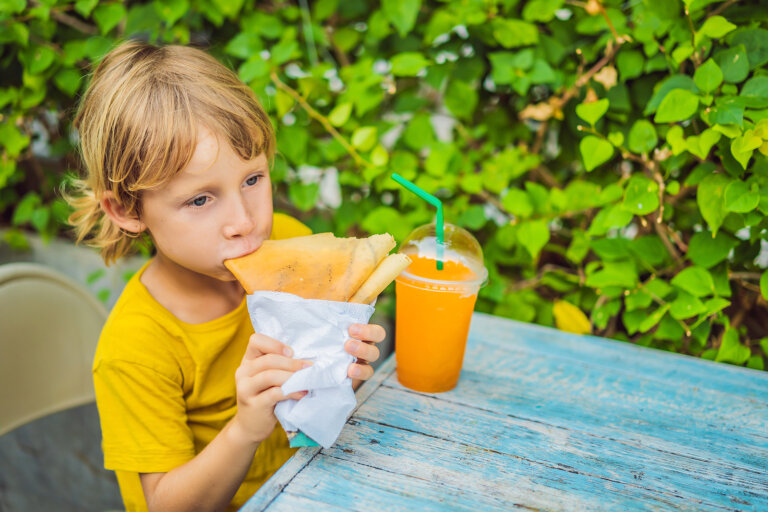 El riesgo de comer entre horas en los niños