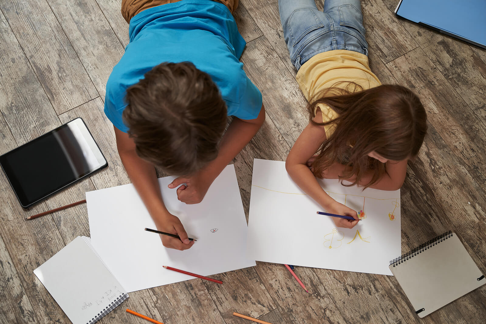 Niños dibujando y haciendo el test de la casa.