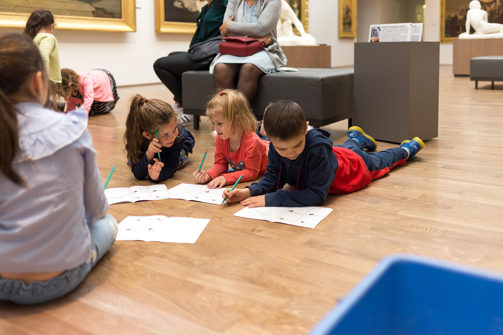 Bambini che studiano in un museo grazie al cross-learning.