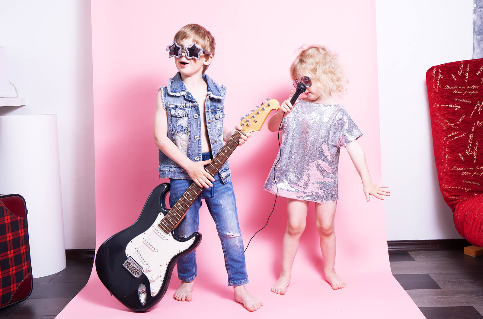 Barn som synger rock and roll.