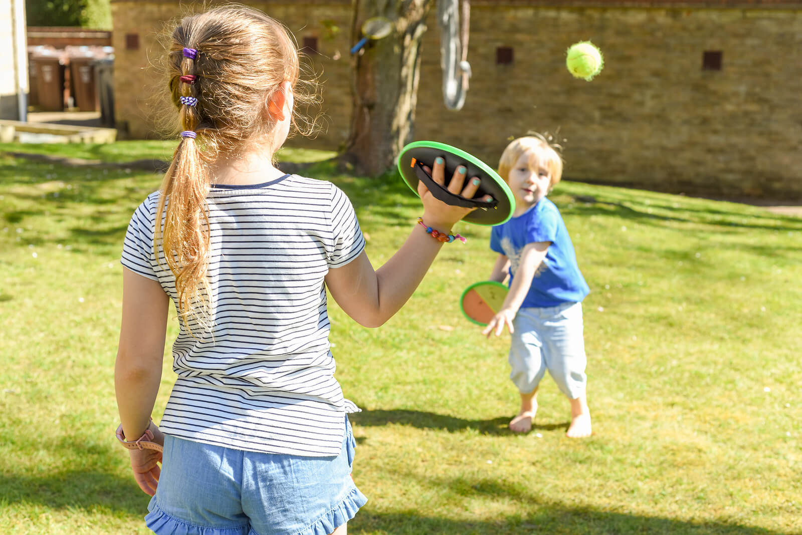 Niños aprendiendo a jugar con la pelota para su buen desarrollo.