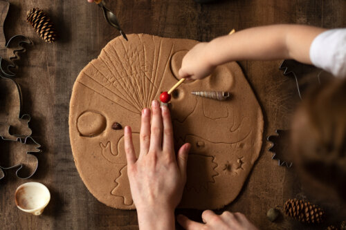 Niños haciendo figuras sobre barro.