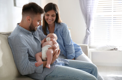 Padres con su bebé recién nacido en casa.