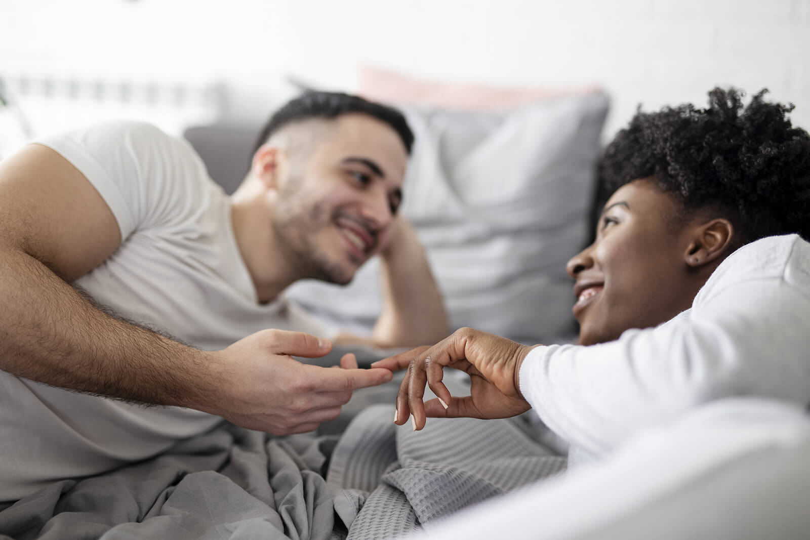 Couple parlant de leur vie sexuelle au lit.