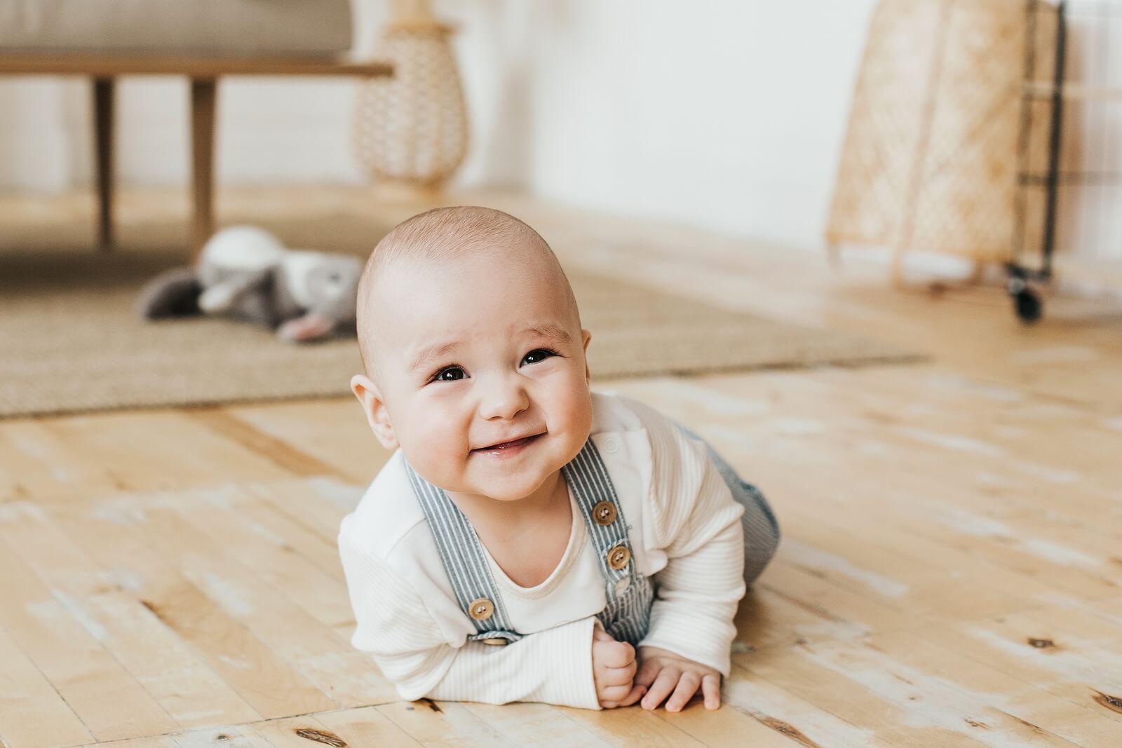Bébé heureux avec un nom d'origine aztèque.