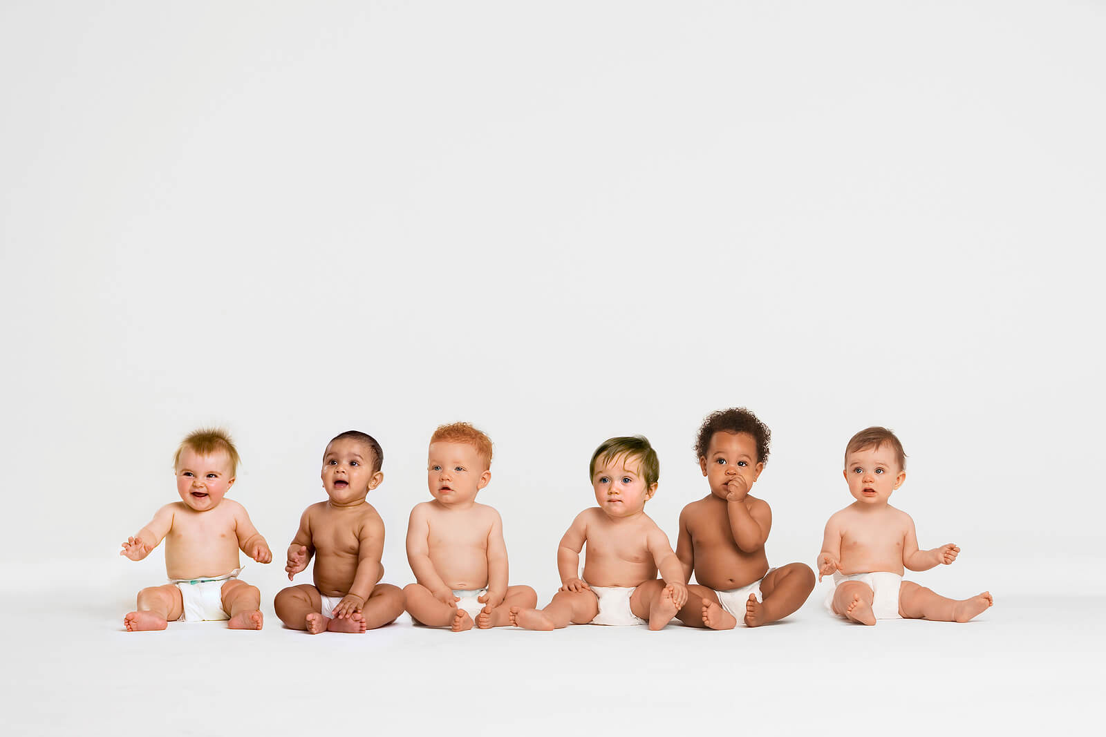 Bebês de diferentes raças.
