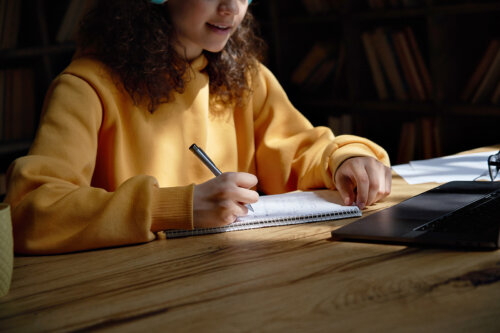 Chica estudiando con la técnica de la evocación.