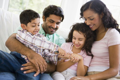 Padres abrazando a sus hijos.