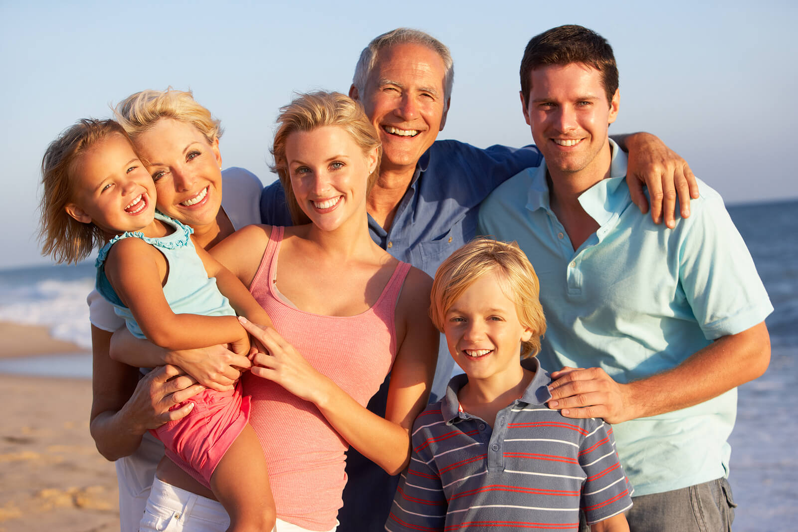 Familia mostrando la importancia del apoyo familiar.