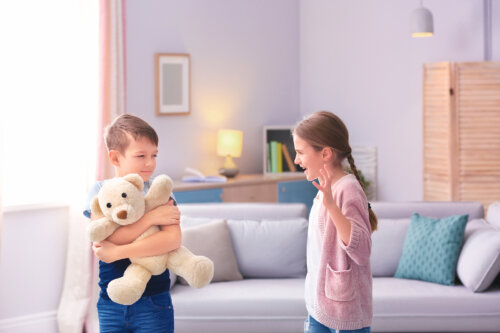 Si tus hijos pelean todo el tiempo, prueba estas herramientas de disciplina
