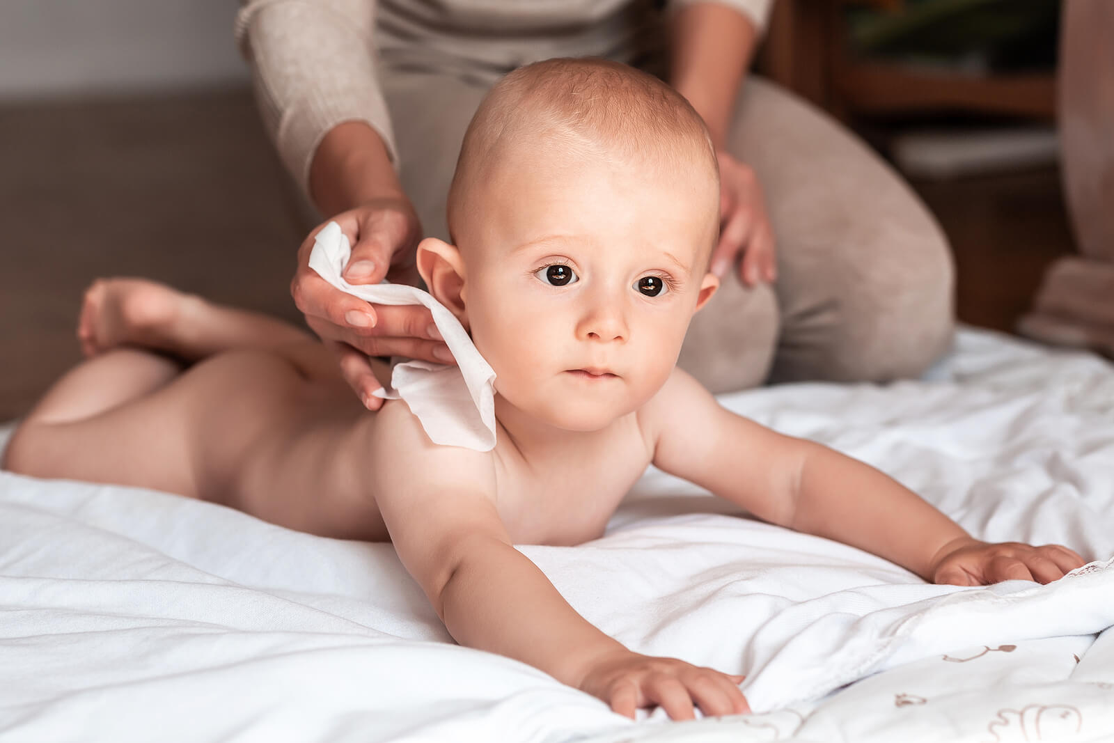 Maman fait des soins de la peau de bébé.