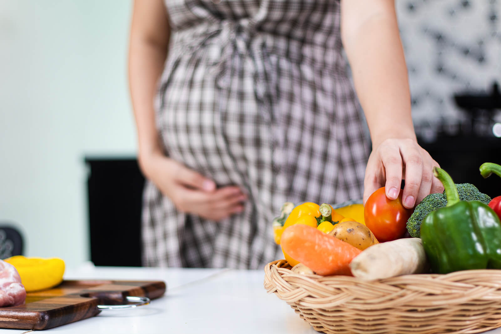 Mujer embarazada siguiendo una dieta vegetariana.