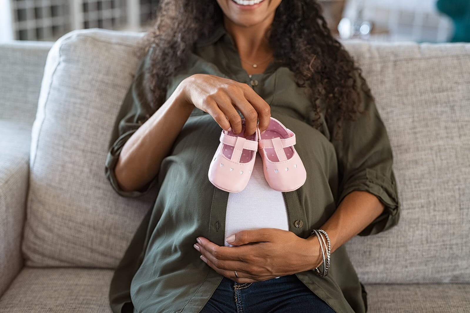 Donna felice durante la sua gravidanza.