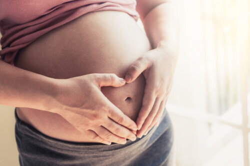 Mujer embarazada cuidando el desarrollo emocional de su bebé desde el primer día.