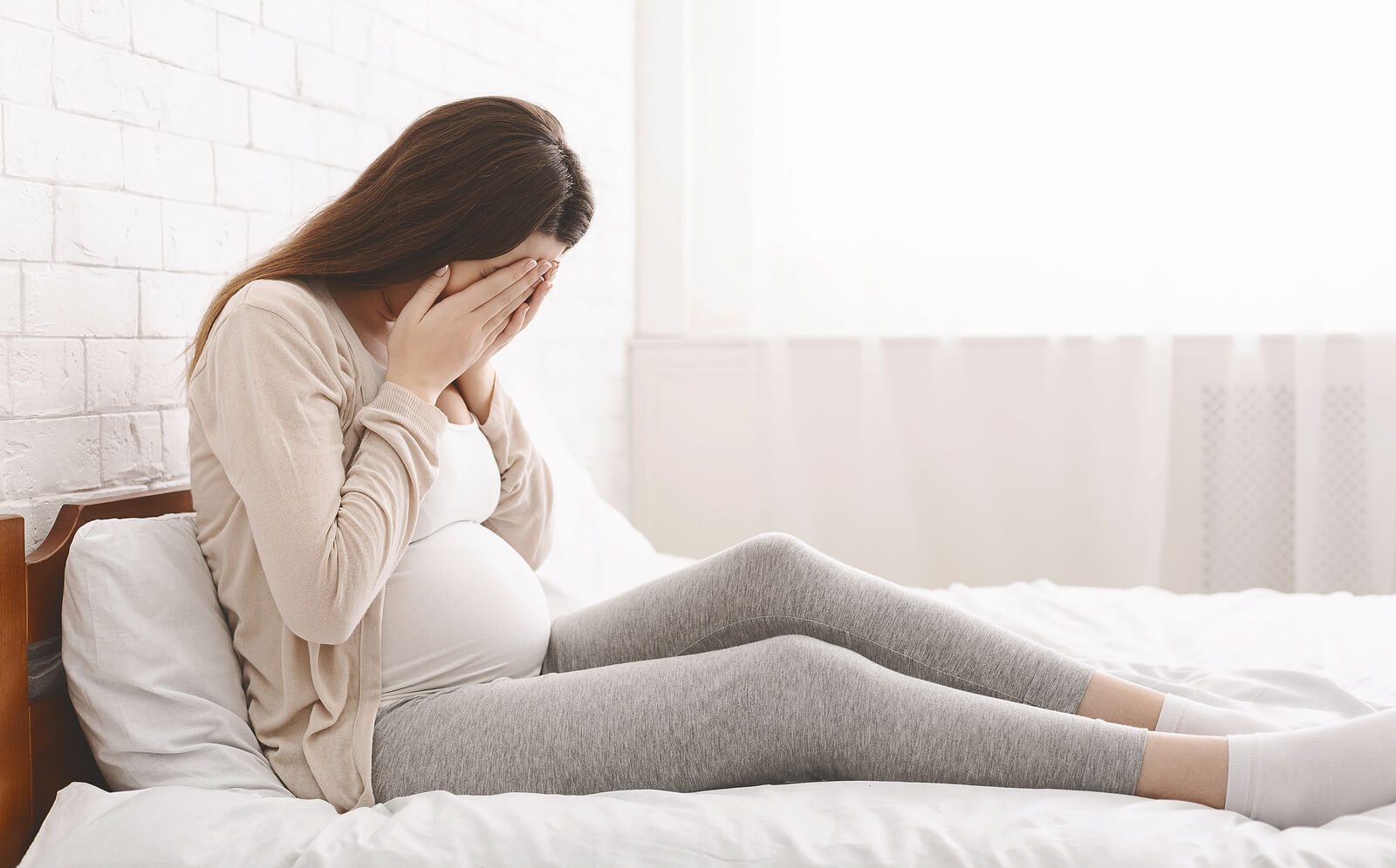 Mujer embarazada sintiendo múltiples emociones.