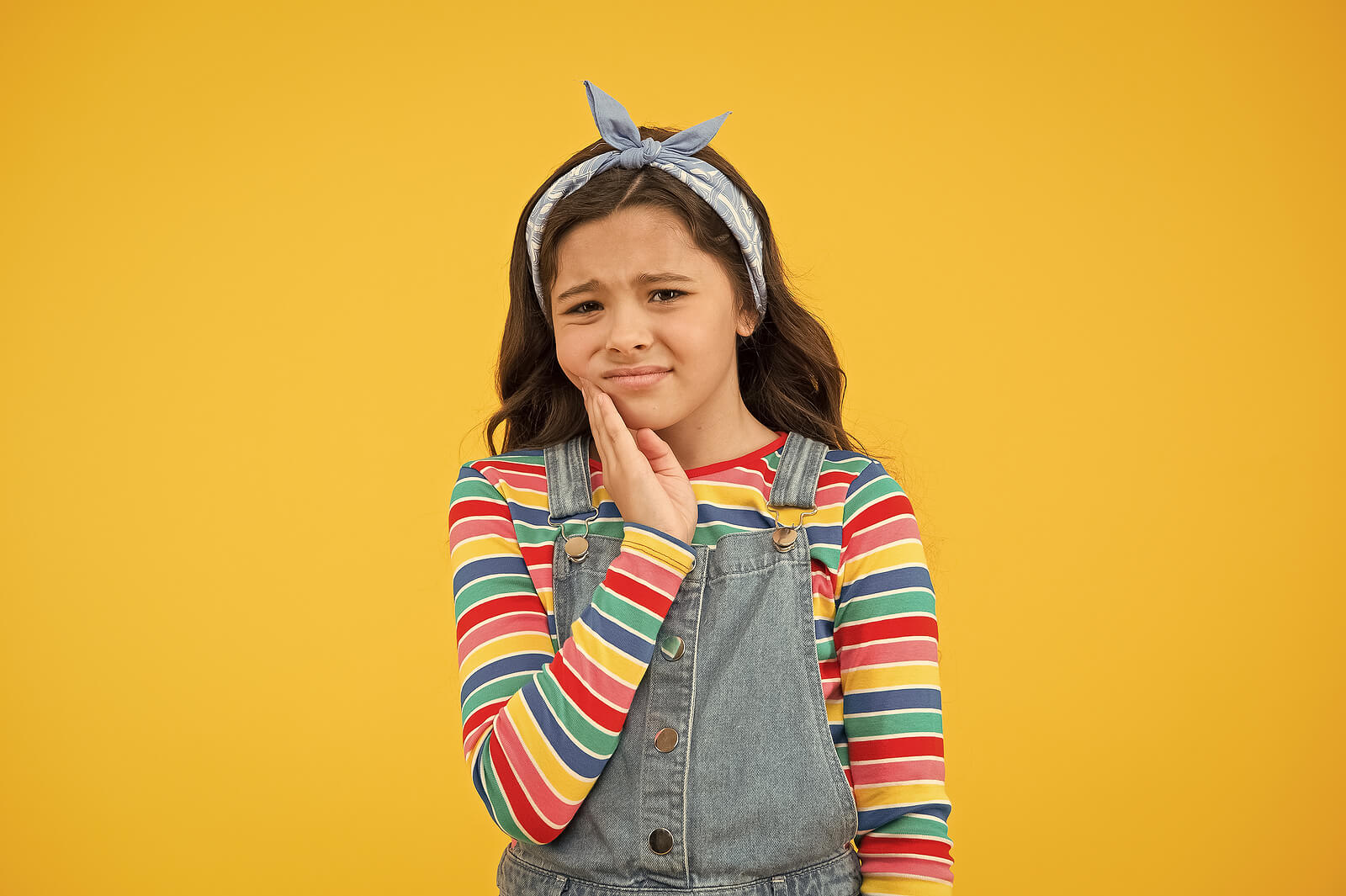 Fille souffrant de douleurs dentaires dues à plusieurs blessures dentaires.