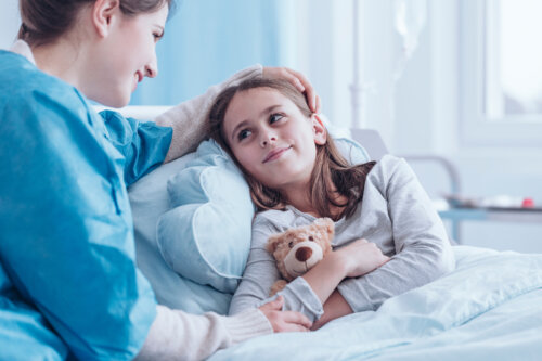 Niña enferma en el hospital.