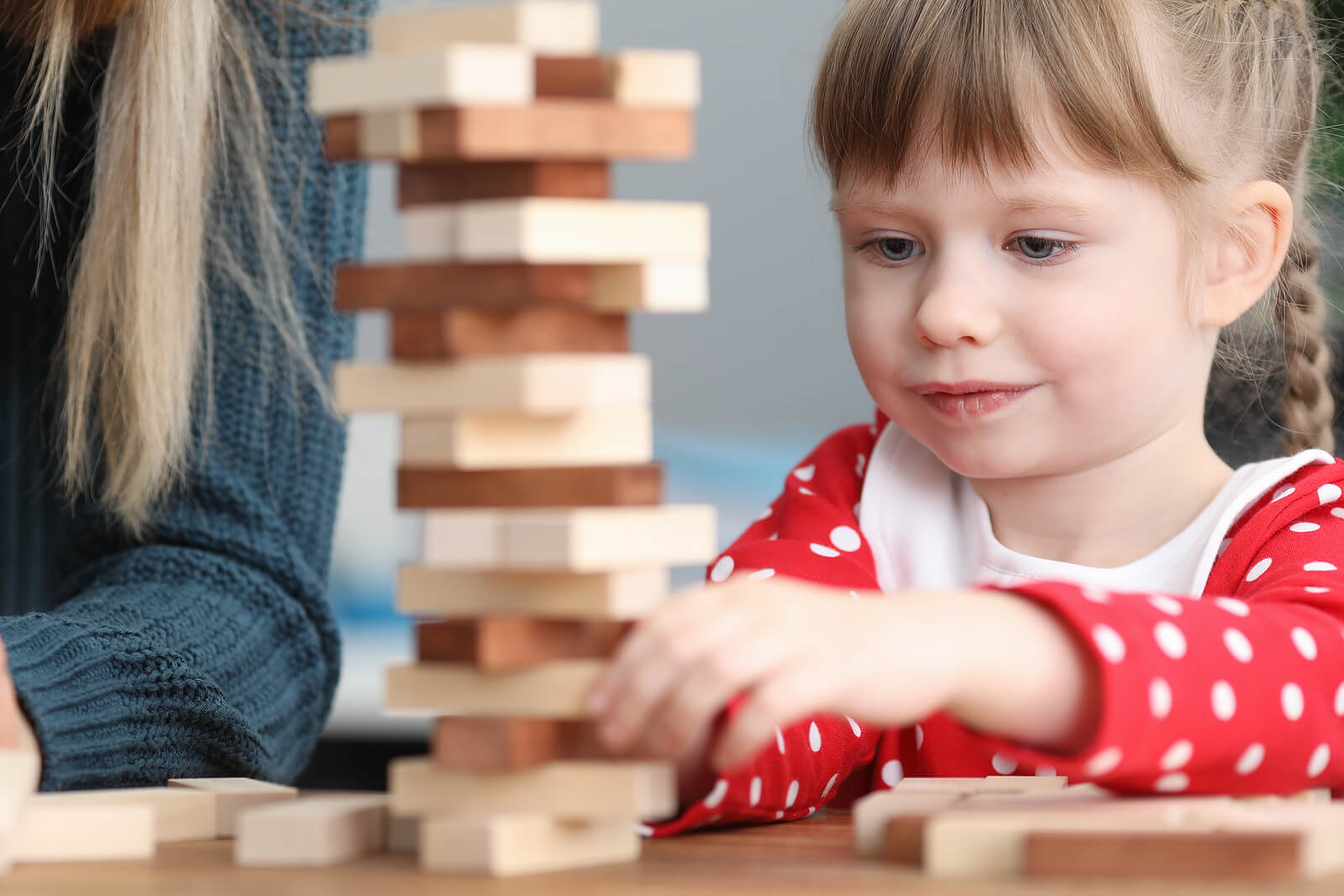 Niña jugando al Jenga.