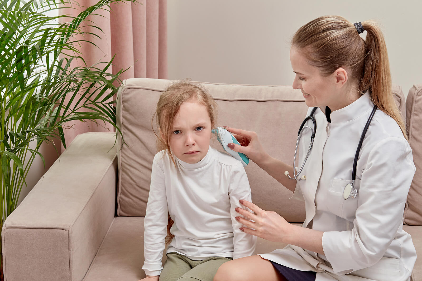 Niña llorando en la consulta del médico porque tiene miedo al pediatra.