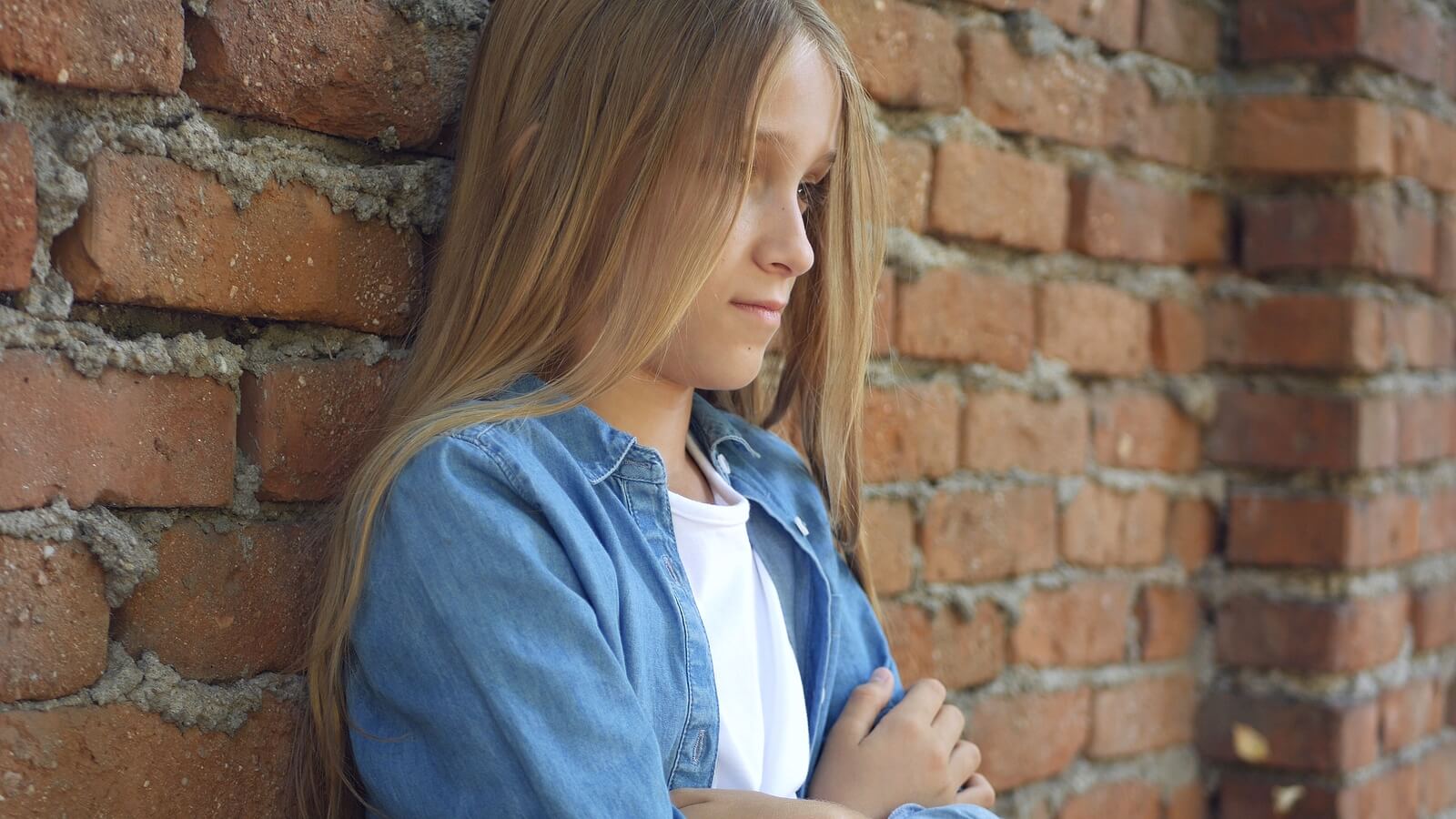 Niña pensando en cómo ayudar a los niños que se sienten rechazados.