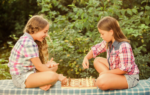 Niñas jugando al ajedrez.