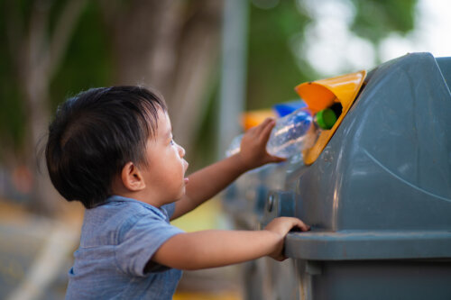 Niño aprendiendo a reciclar.