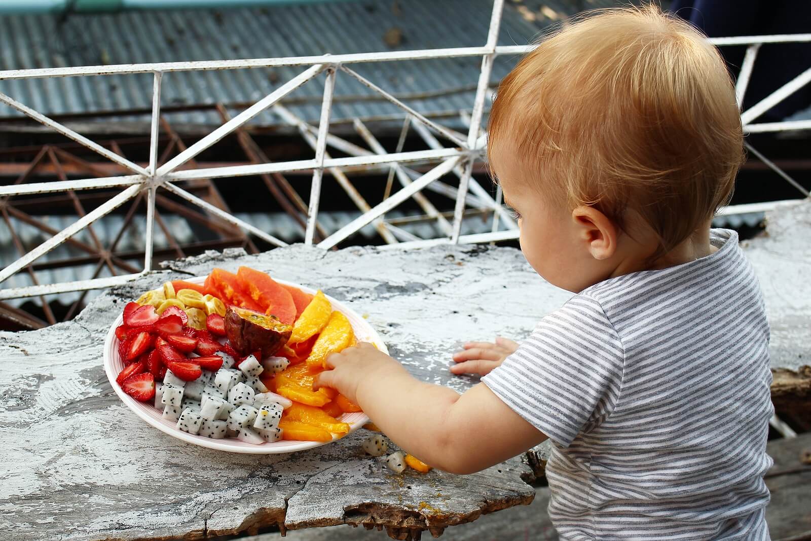 Niño probando frutas para comprobar si tiene alergía LTP.