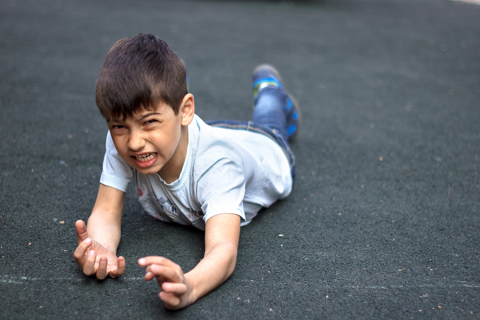 Niño en el suelo porque se ha caído.