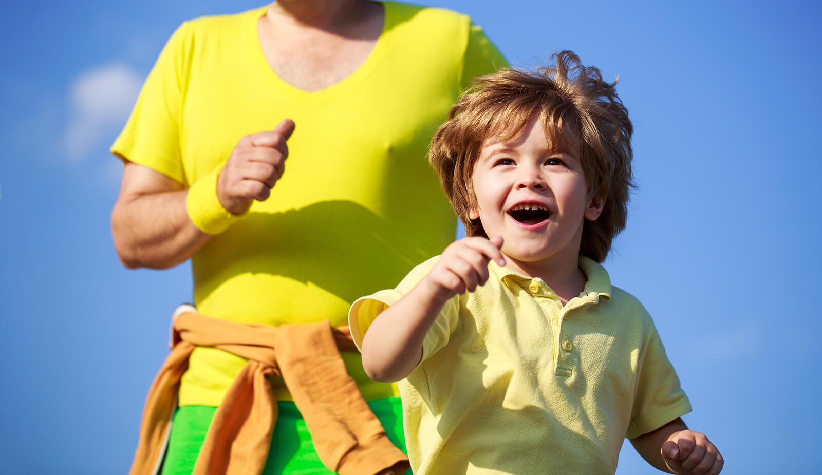 Niño corriendo junto a su padre.