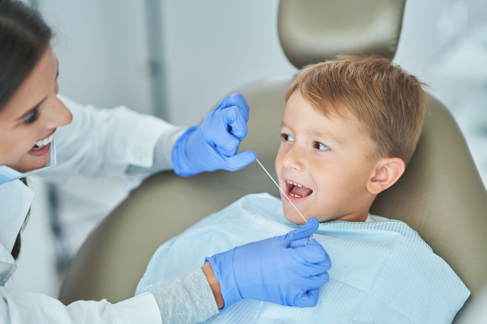 Enfant chez le dentiste pour sa santé bucco-dentaire