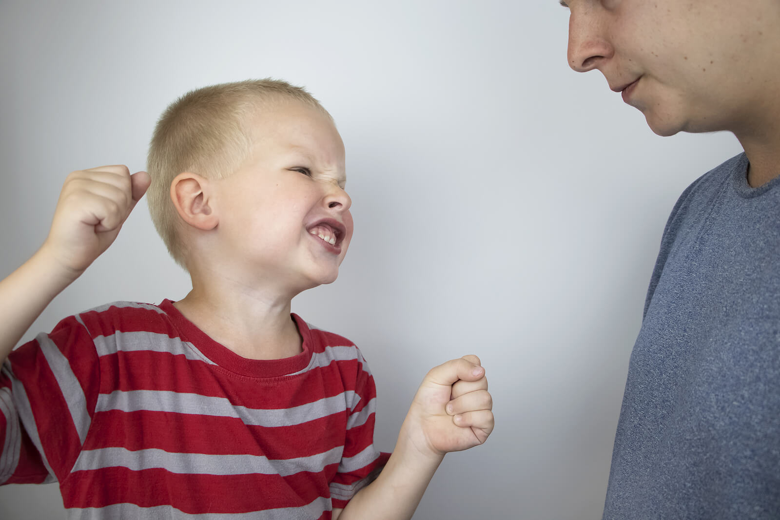 Niño enfadado desafiando a su padre.