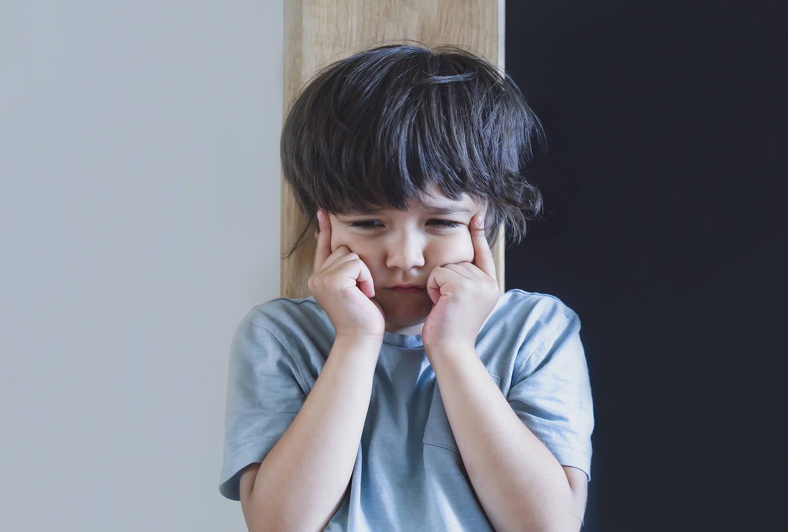 Niño intentando comprender el cambio que va a dar su vida.