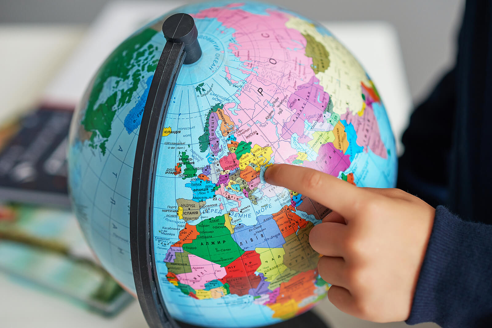 Enfant consultant un globe.
