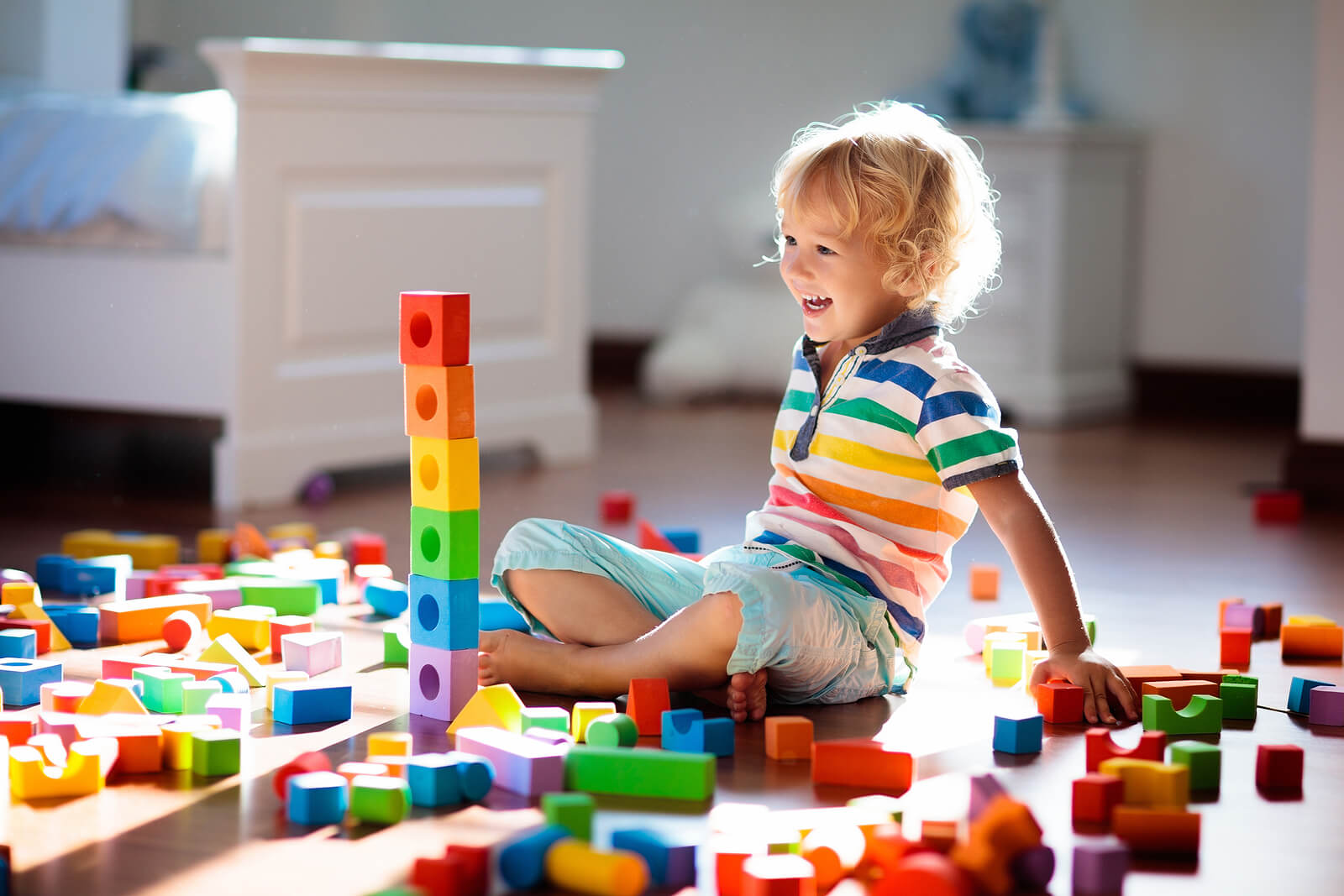 Niño aprendiendo mientras juega gracias al juego creativo.