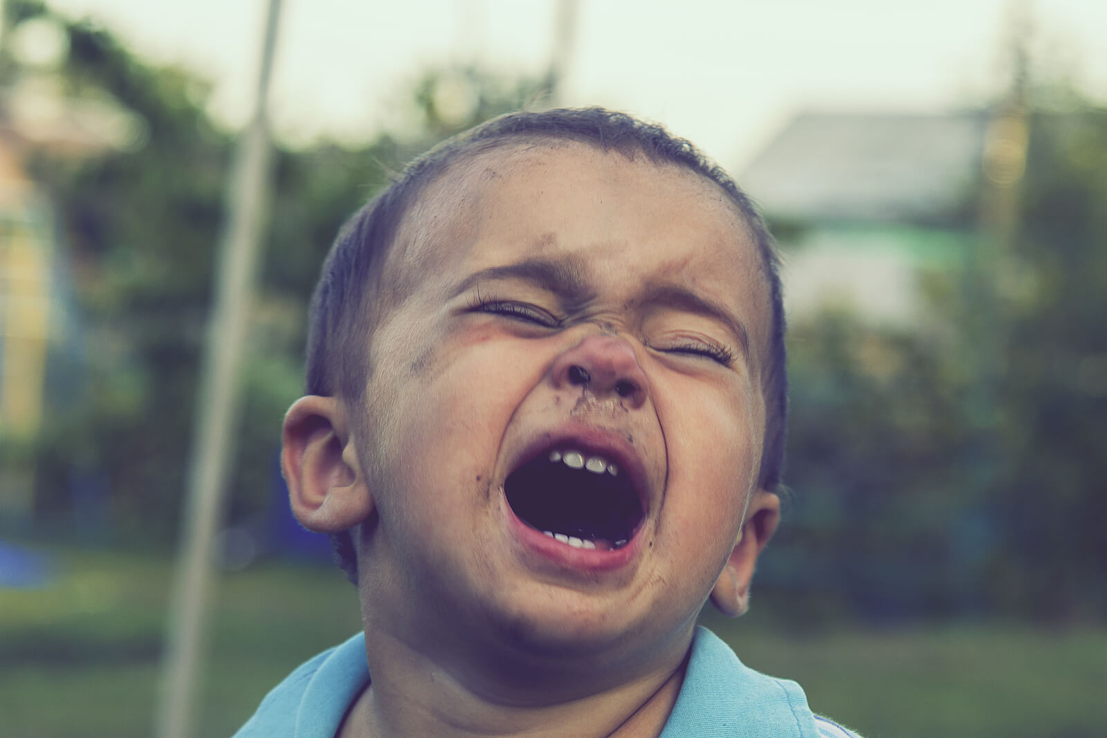 Niño gritando enfadado usando la manipulación emocional.