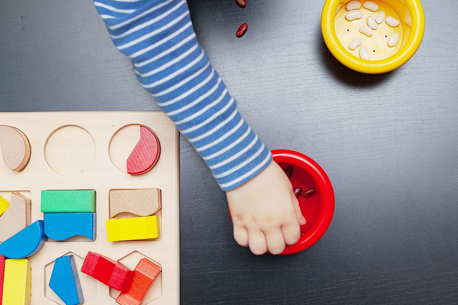 Niño jugando durante la etapa de las operaciones concretas.