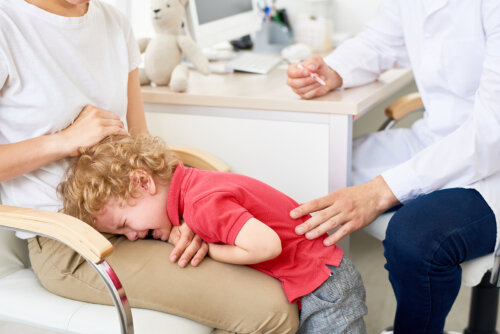 Niño llorando en la consulta del pediatra porque tiene miedo.