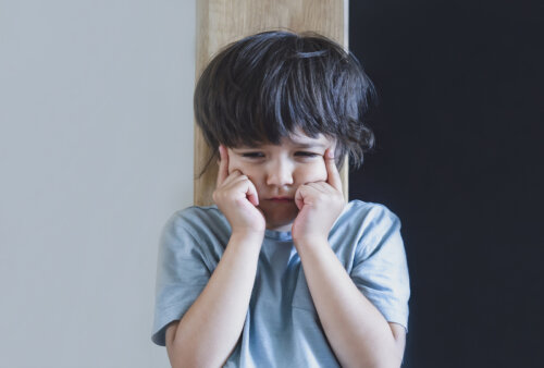 Niño triste con problemas emocionales.